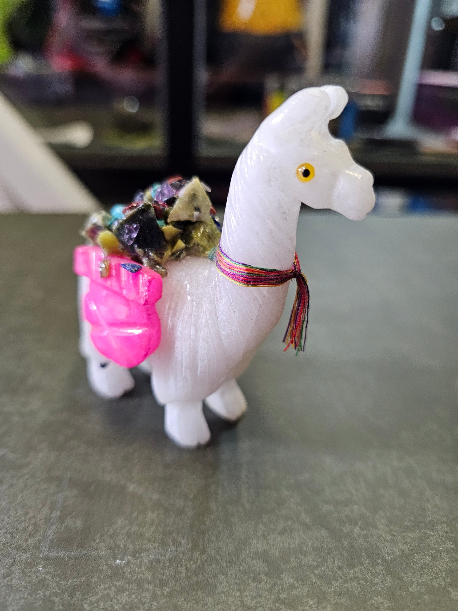 ADORNO LLAMA SAGRADA – TALLADA EN PIEDRA NATURAL - REPRESENTA LA CONEXIÓN CON LOS ANDES Y LA ESPIRITUALIDAD - 8.CM