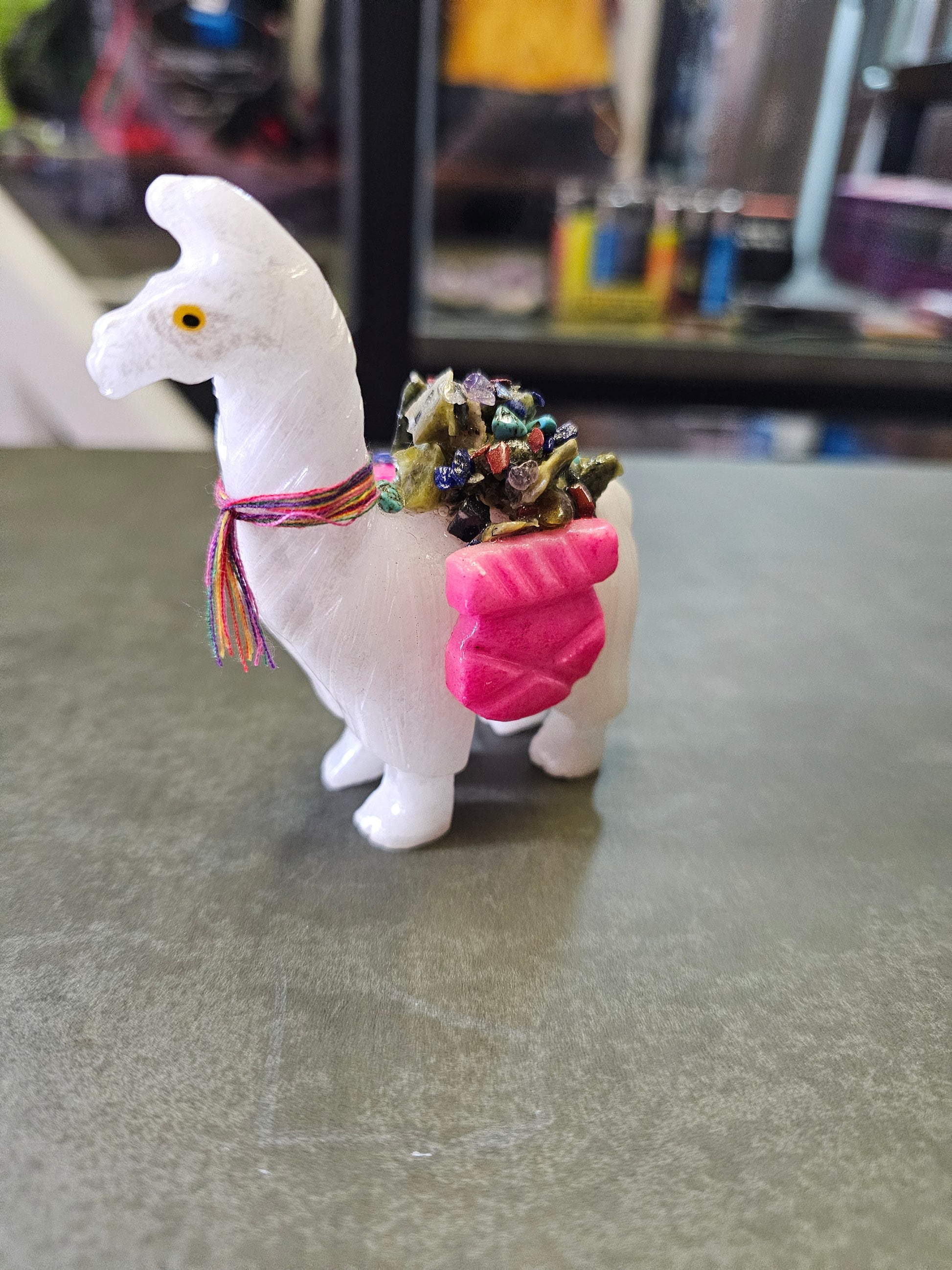 ADORNO LLAMA SAGRADA – TALLADA EN PIEDRA NATURAL - REPRESENTA LA CONEXIÓN CON LOS ANDES Y LA ESPIRITUALIDAD - 8.CM