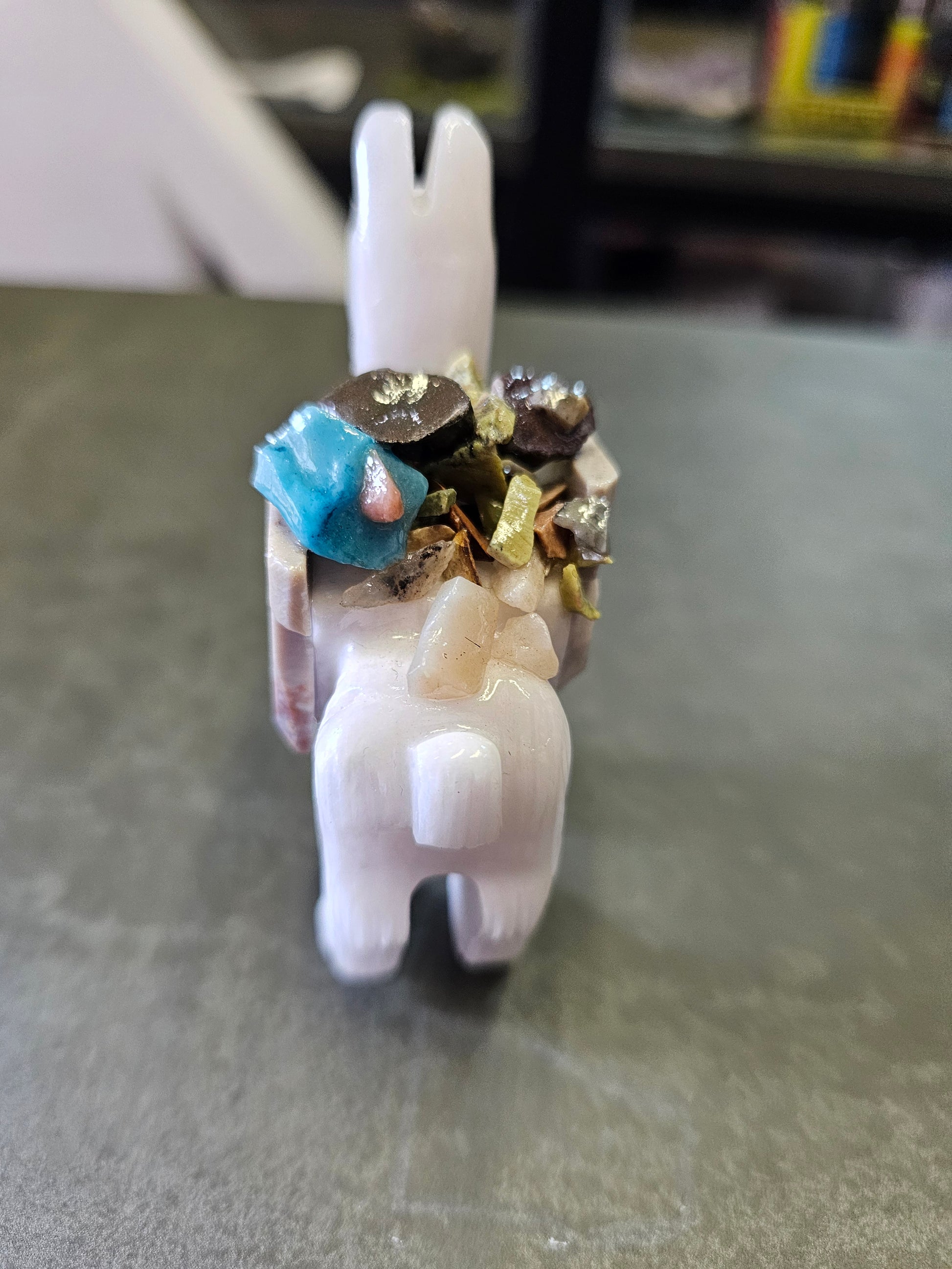 ADORNO LLAMA DEL SOL – TALLADA EN PIEDRA NATURAL - INSPIRADO EN LA ENERGÍA Y VITALIDAD DEL INTI - 4.CM