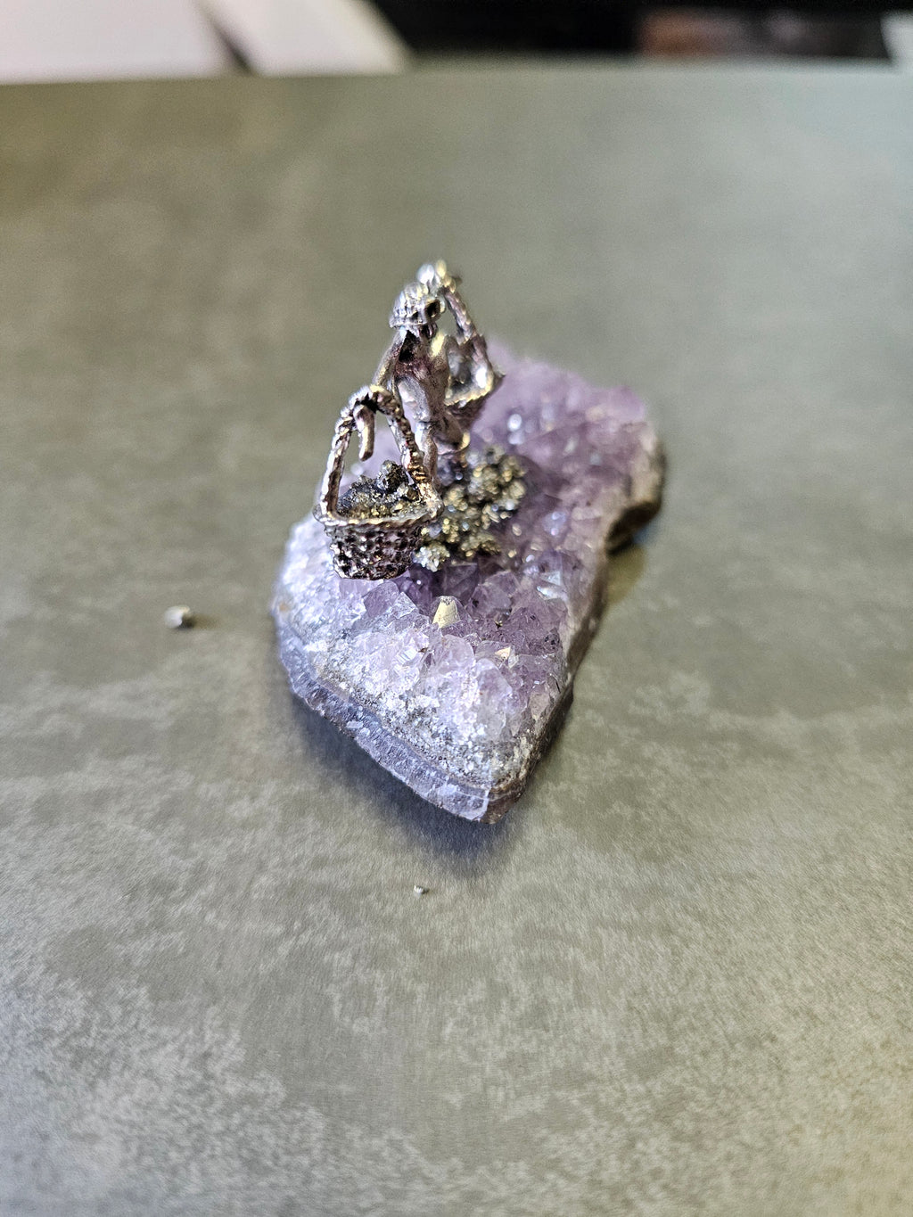ADORNO DESTELLO DE MINA – PIRITA Y AMATISTA BRILLANTE COMO EL ORO, REFLEJA LA ESPERANZA Y EL SACRIFICIO - 3.5.CM