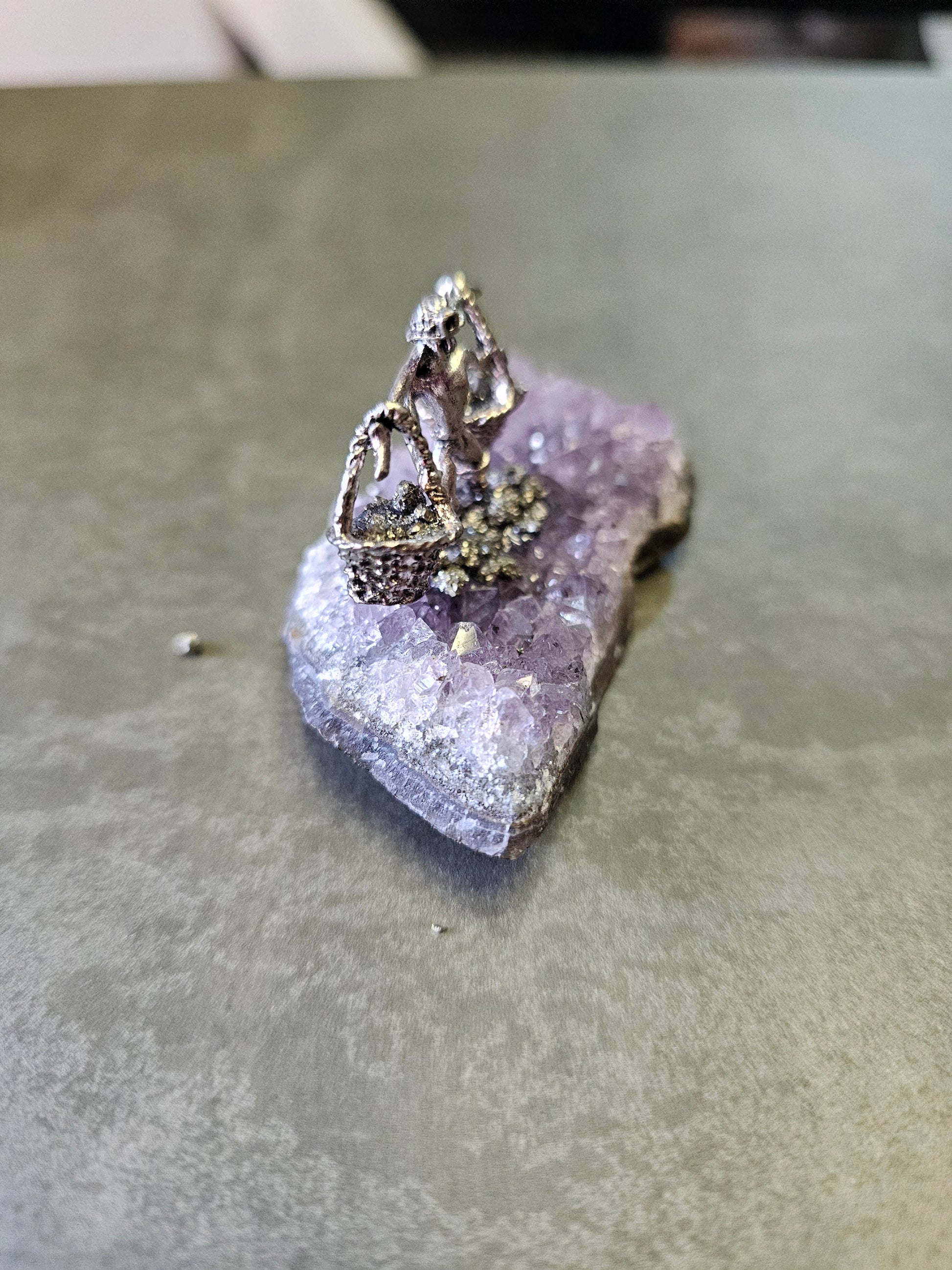 ADORNO DESTELLO DE MINA – PIRITA Y AMATISTA BRILLANTE COMO EL ORO, REFLEJA LA ESPERANZA Y EL SACRIFICIO - 3.5.CM