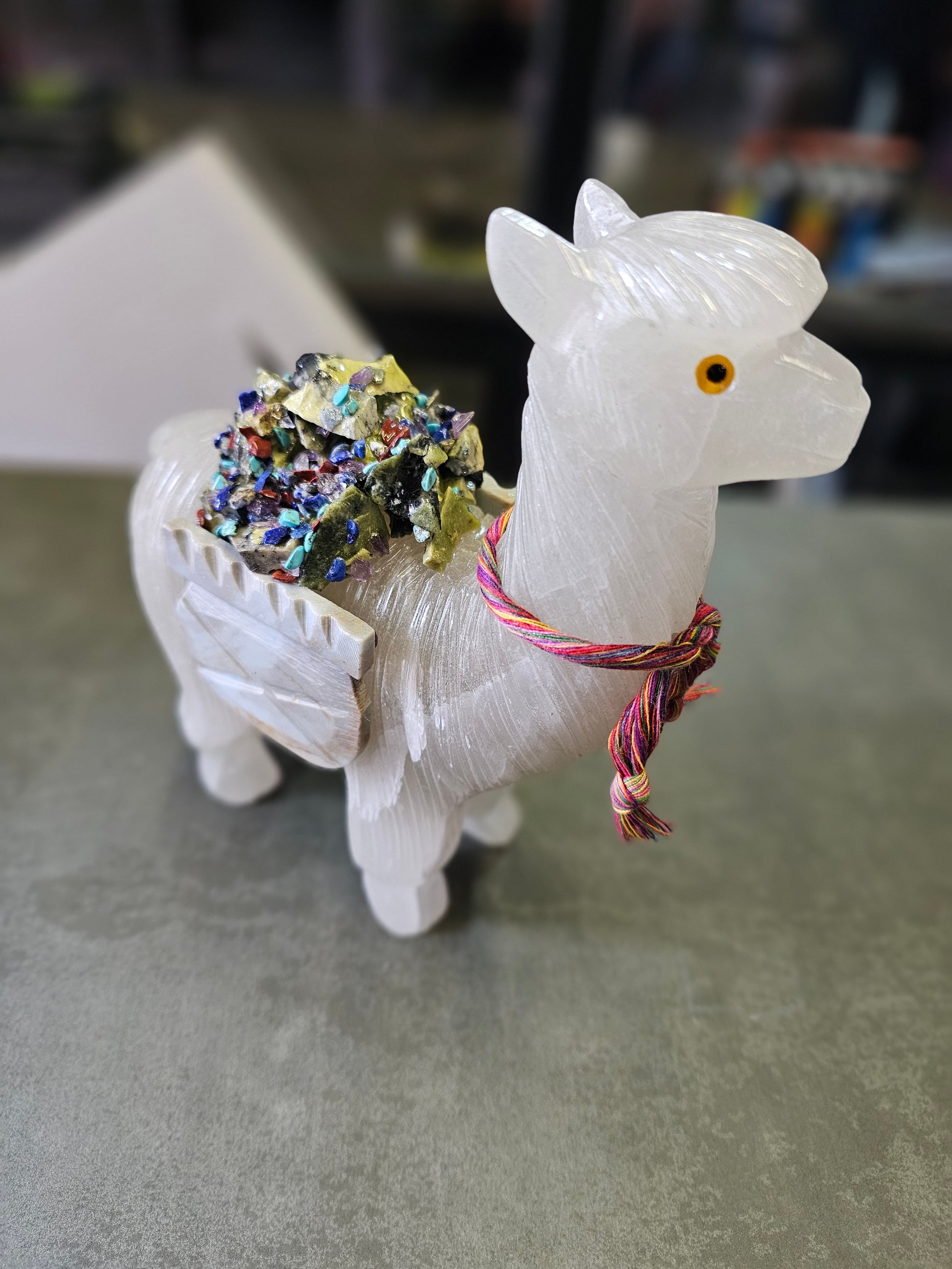 ADORNO LLAMA SAGRADA – TALLADA EN PIEDRA NATURAL - REPRESENTA LA CONEXIÓN CON LOS ANDES Y LA ESPIRITUALIDAD - 8.CM