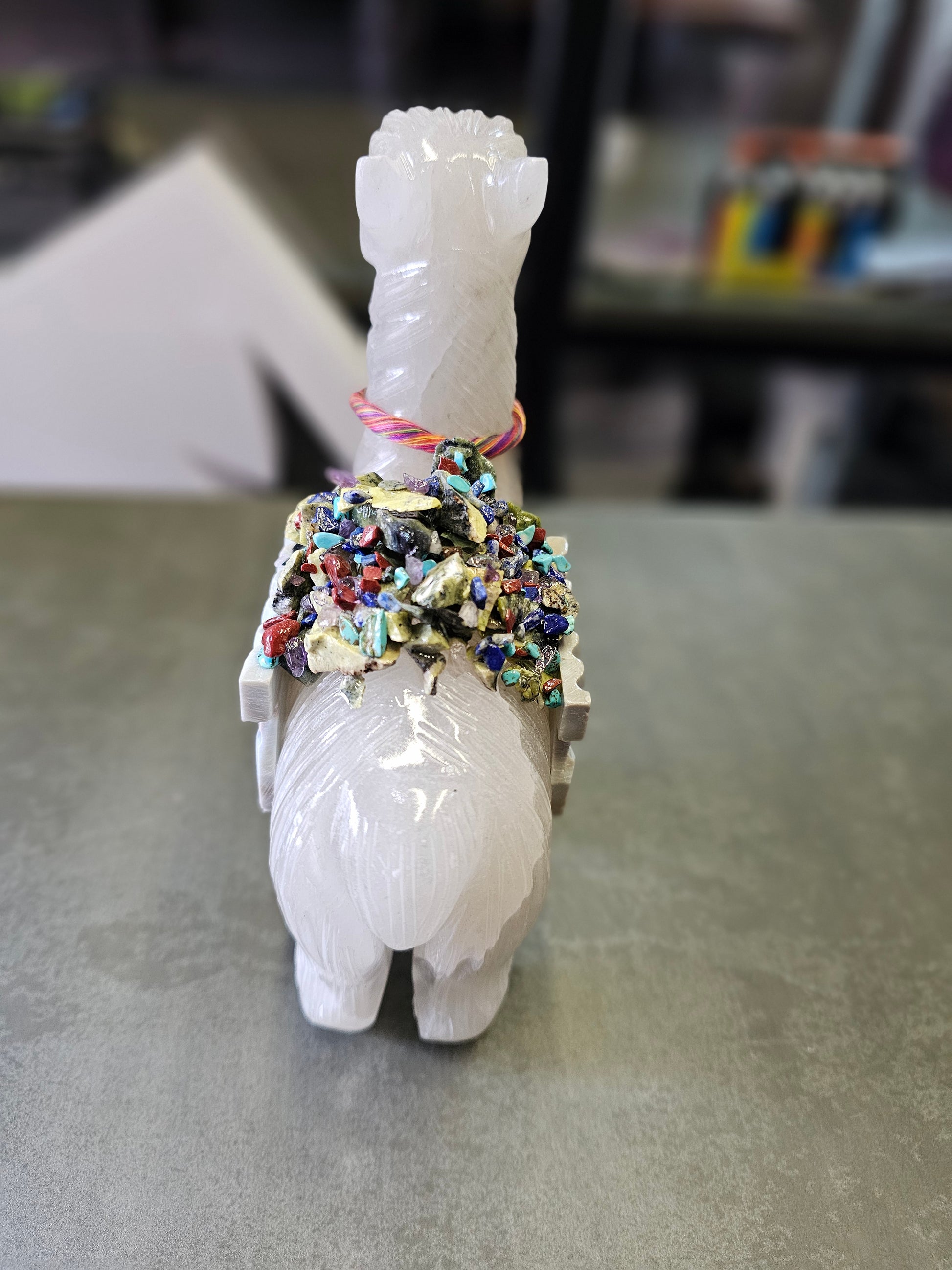 ADORNO LLAMA SAGRADA – TALLADA EN PIEDRA NATURAL - REPRESENTA LA CONEXIÓN CON LOS ANDES Y LA ESPIRITUALIDAD - 8.CM