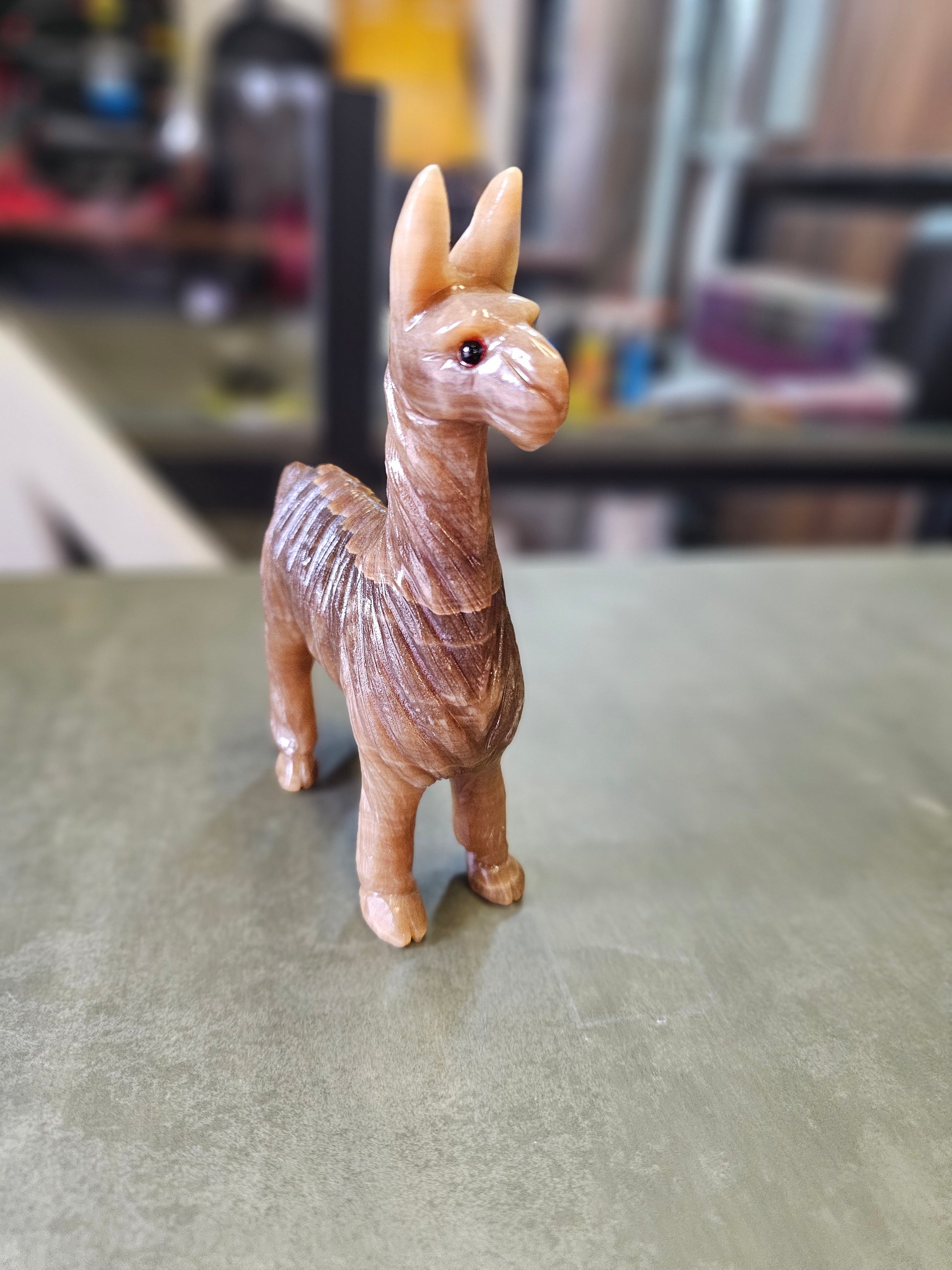 LLAMITA ADORNO  GRANDE TALLADA Y CON UN MEJOS DISEÑO 15 CM