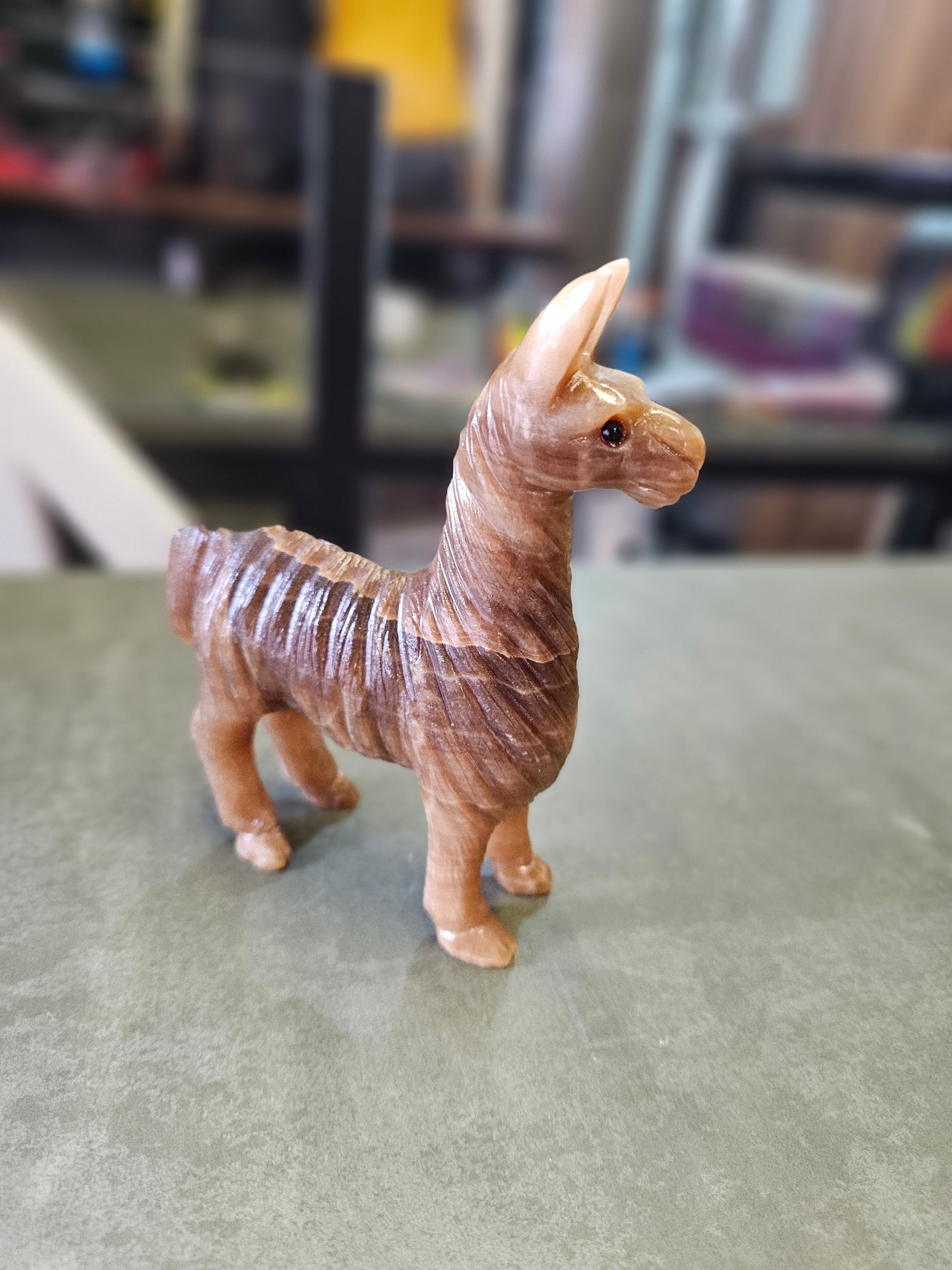 LLAMITA ADORNO  GRANDE TALLADA Y CON UN MEJOS DISEÑO 15 CM