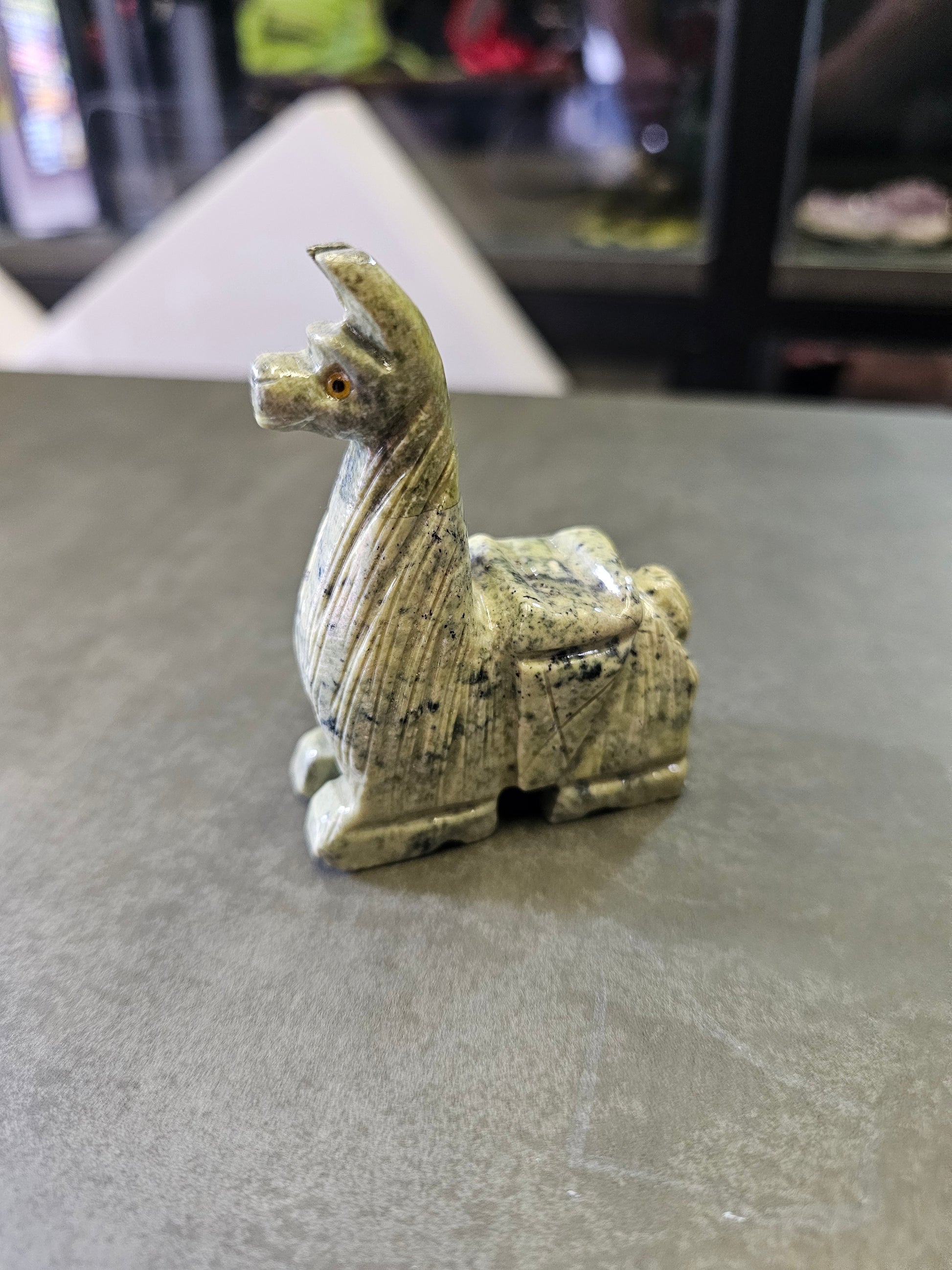 ADORNO LLAMA VIAJERA ANDINA – INSPIRADA EN EL ROL DE LAS LLAMAS COMO COMPAÑERAS EN LOS CAMINOS MONTAÑOSOS - 7.5CM