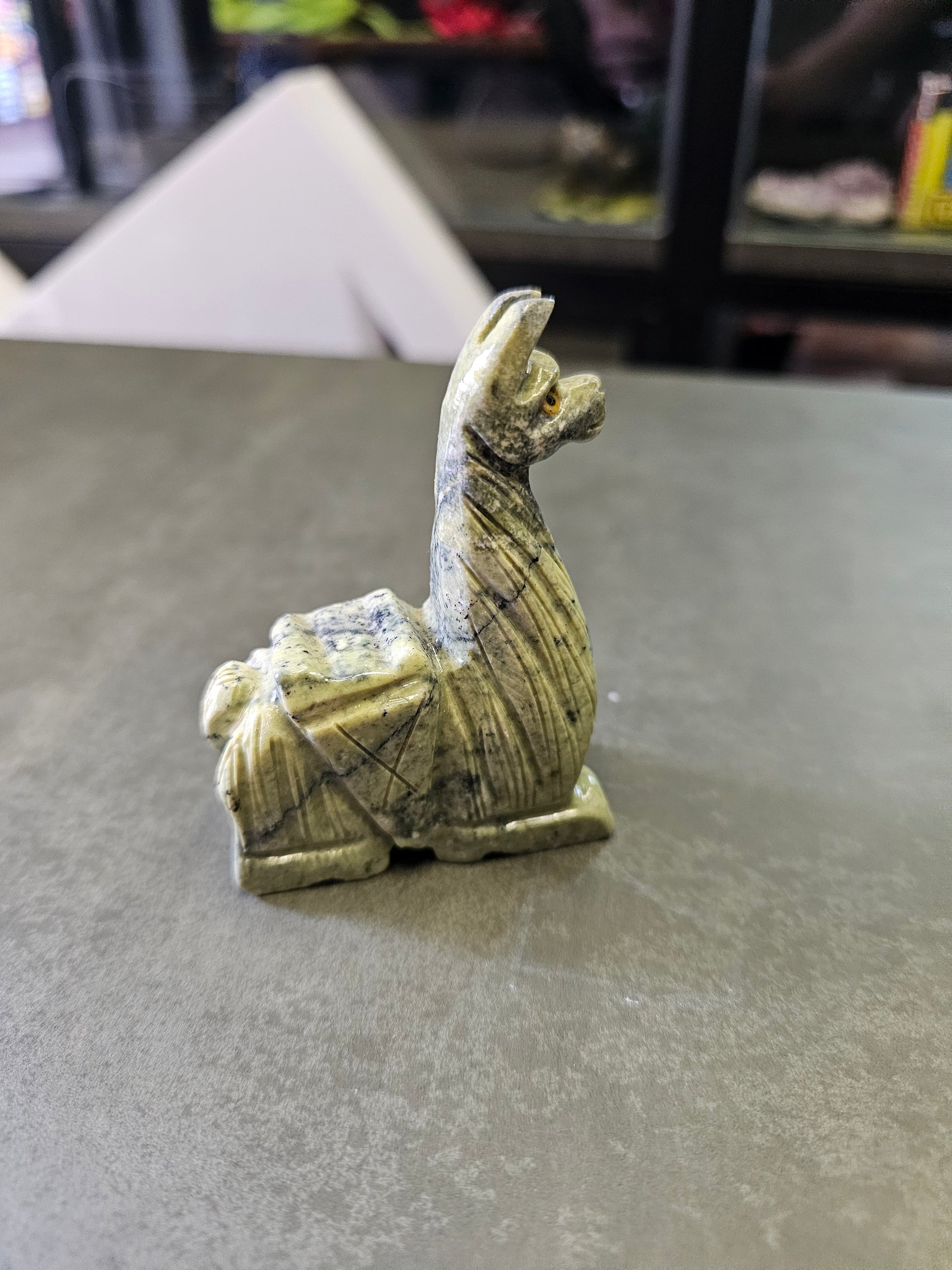 ADORNO LLAMA VIAJERA ANDINA – INSPIRADA EN EL ROL DE LAS LLAMAS COMO COMPAÑERAS EN LOS CAMINOS MONTAÑOSOS - 7.5CM