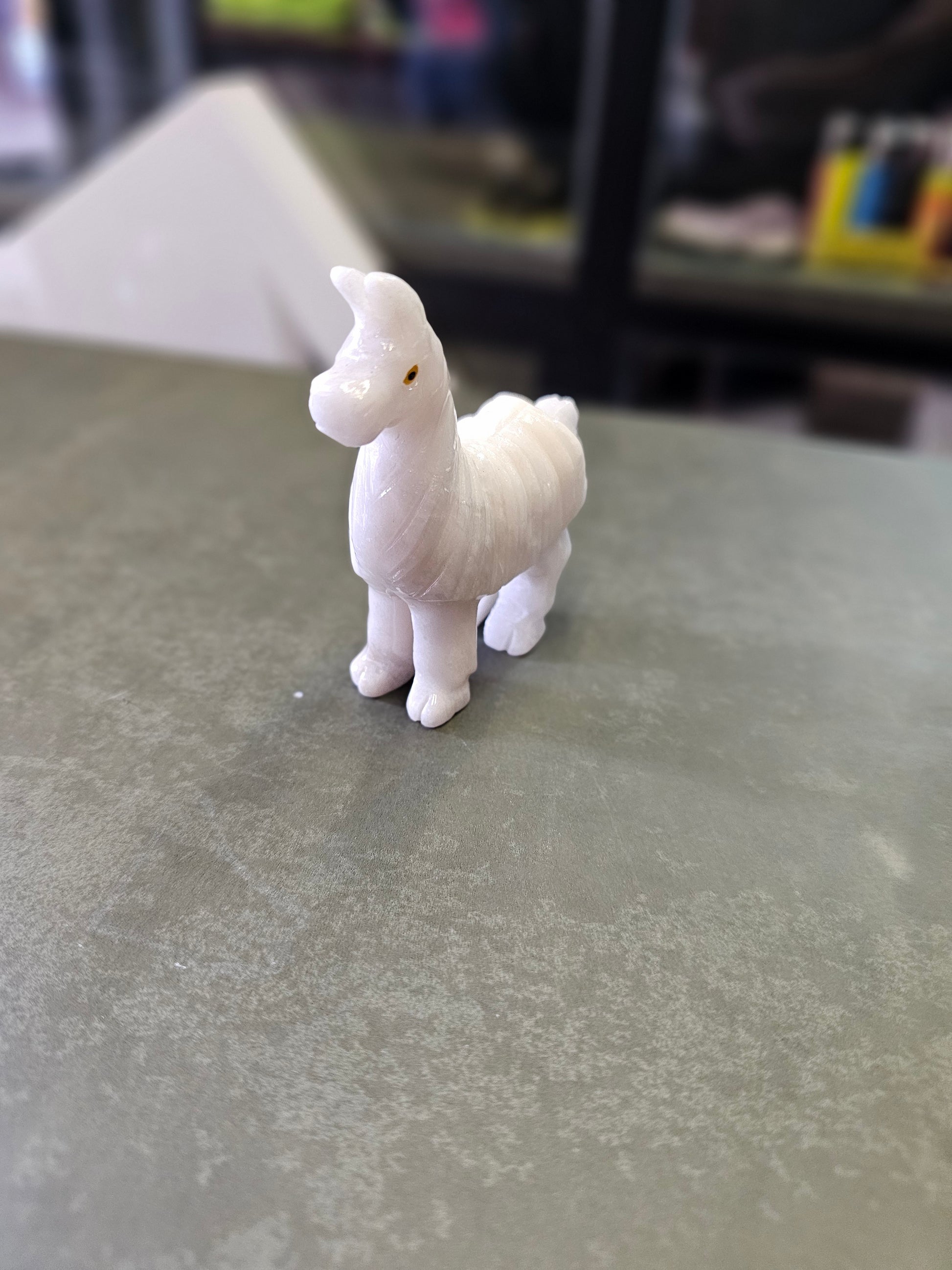 ADORNO LLAMAS PROTECTORAS - TALLADA EN PIEDRA NATURAL - PERFECTO PARA RESALTAR LA CULTURA DE LOS ANDES - 3.3CM