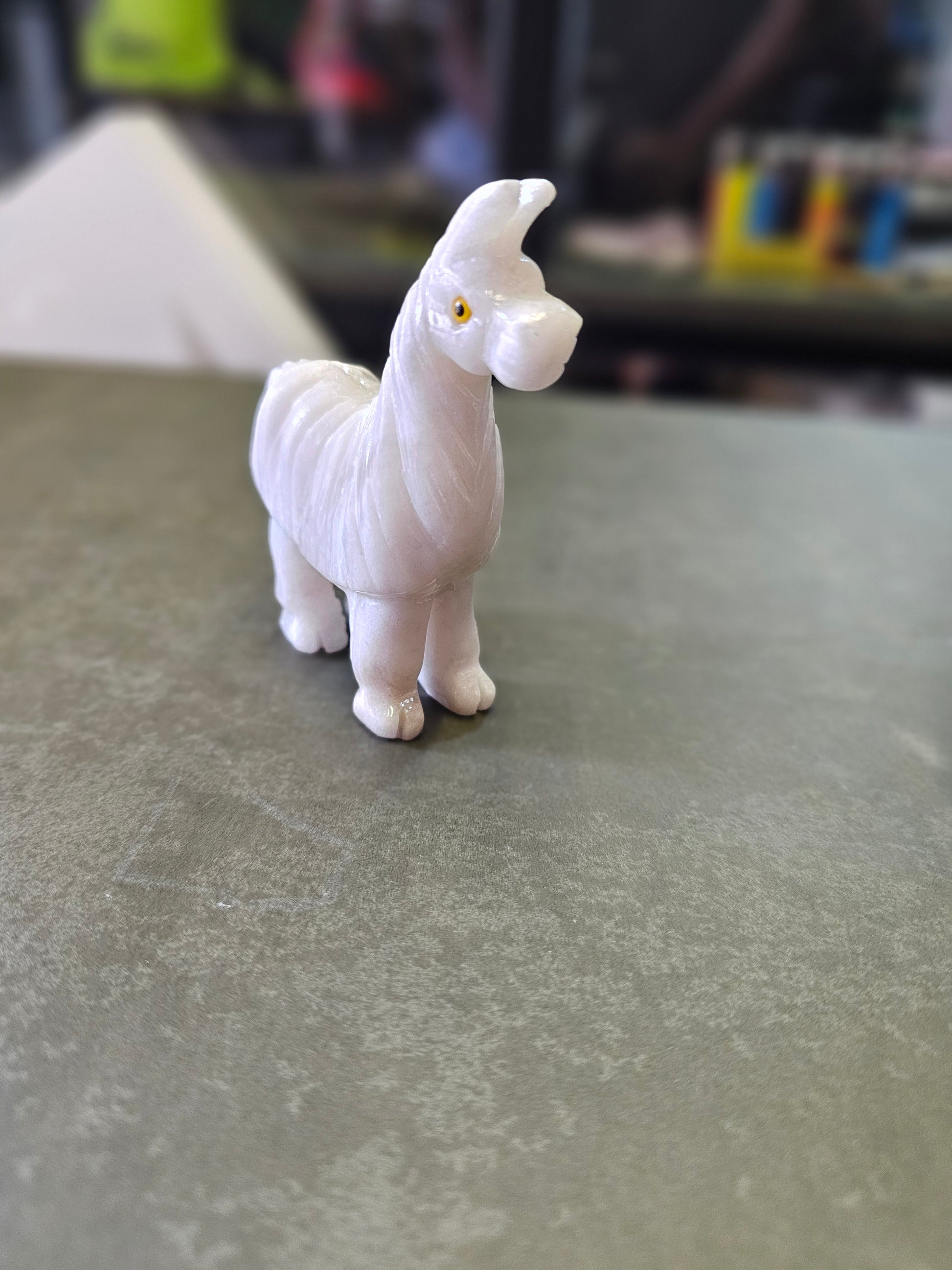 ADORNO LLAMA ETERNA  – TALLADA EN PIEDRA NATURAL -  REPRESENTA FUERZA, RESISTENCIA Y ESPÍRITU INQUEBRANTABLE - 8.CM